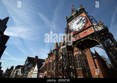 Von Chester, England. Malerische Aussicht auf das Eastgate Clock mit Geschäften der Eastgate Street im Hintergrund hautnah. Stockfoto