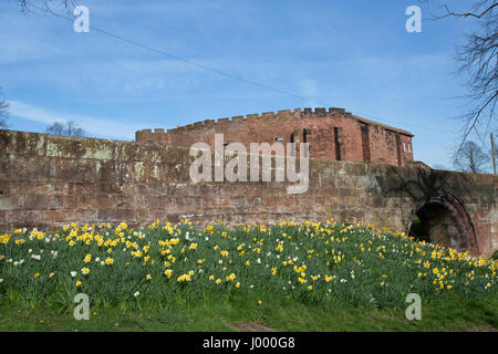 Von Chester, England. Malerische Frühjahr Blick auf Chester Burgmauern mit Chester Schloß im Hintergrund. Stockfoto