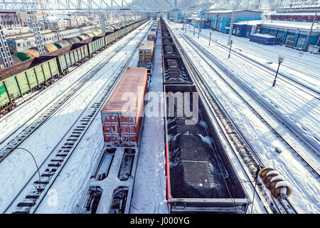 Güterzüge auf der Slyudyanka Station. Transsibirische Eisenbahn. Russland. Stockfoto