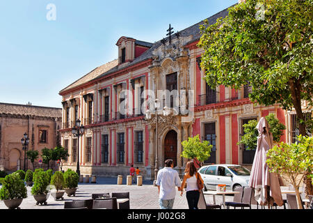 Palast des Erzbischofs in Sevilla, Andalusien, Spanien. Menschen auf dem Hintergrund Stockfoto