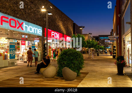 ASHDOD, ISRAEL - 3. Juli 2016: Geschäfte und Boutiquen in Open-Air Einkaufszentrum am Abend - im Besitz von großen Einkaufszentren Ltd., 1994 gegründet und betreibt in f Stockfoto