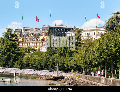 Beau-Rivage Palace Hotelgebäude mit Flaggen in Genfer See promenade, Fischerdorf Ouchy, Lausanne, Schweiz Stockfoto