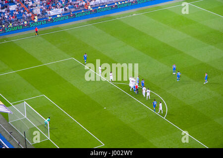 Real Madrid gegen Getafe Fußballspiel. Freistoß. Santiago-Bernabéu-Stadion, Madrid, Spanien. Stockfoto