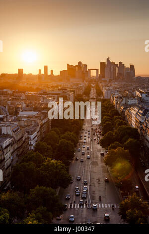 Sommer Sonnenuntergang auf der Avenue De La Grande Armee und La Défense Viertel in Paris. 16. und 17. Arrondissement, Paris, Frankreich Stockfoto