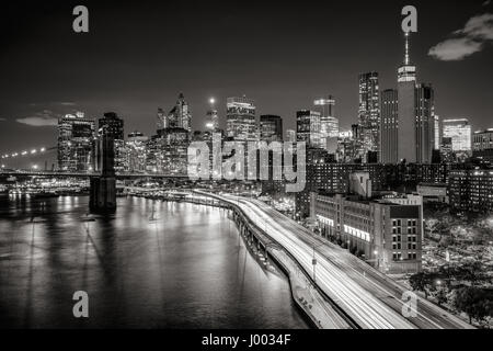 Erhöhten Blick auf Lower Manhattan Wolkenkratzer und Financial District. Die Black & weiße Nacht-Ansicht enthält die Westturm von der Brooklyn Bridge, Osten Stockfoto