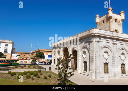 Eingangstor zur Altstadt genannt Puerta de Tierra in Cadiz, Andalusien, Spanien. Stockfoto