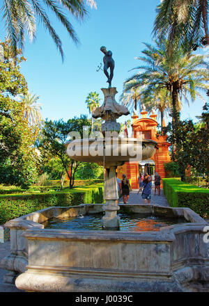 Brunnen am königlichen Alcazar in Sevilla, Andalusien, Spanien statt. Menschen auf dem Hintergrund Stockfoto