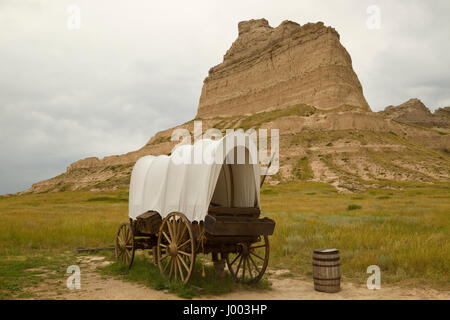 Alten Planwagen & Felsformation Stockfoto