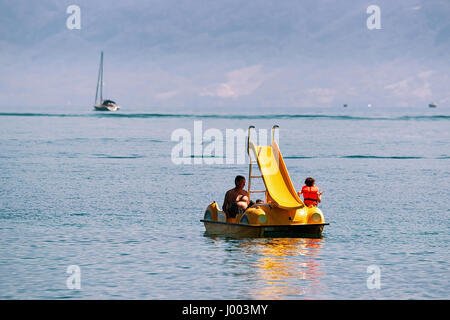 Lausanne, Schweiz - 26. August 2016: Menschen im Katamaran am Genfer See in Lausanne, Schweiz Stockfoto