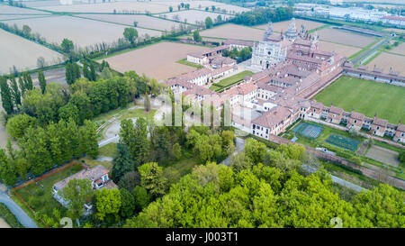 Luftbild von der Certosa di Pavia, erbaut Ende des vierzehnten Jahrhunderts, Gerichten und der Kreuzgang des Klosters und Schrein in der Provinz Pavi Stockfoto