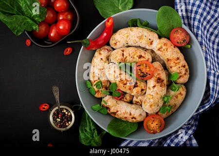 Diätetische Würstchen aus Putenfilet und Pilzen. Flach zu legen. Ansicht von oben Stockfoto