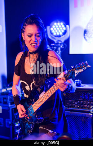 Frankfurt/Main, Deutschland. 5. April 2017. Jen Majura spielt Gitarrist von American Gothic Metal Band Evanescence in Musikmesses Gitarre Camp Stadium. Die Musikmesse Frankfurt ist die internationale Fachmesse für Musikinstrumente, Noten, Musikproduktion und Marketing. Bildnachweis: Christian Lademann Stockfoto