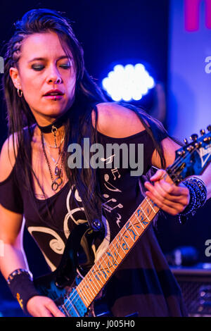 Frankfurt/Main, Deutschland. 5. April 2017. Jen Majura spielt Gitarrist von American Gothic Metal Band Evanescence in Musikmesses Gitarre Camp Stadium. Die Musikmesse Frankfurt ist die internationale Fachmesse für Musikinstrumente, Noten, Musikproduktion und Marketing. Bildnachweis: Christian Lademann Stockfoto