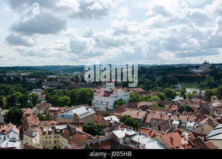 Vilnius Panoramablick über Vilnius und orthodoxe Kirche der Heiligen Mutter Gottes vom Glockenturm der Universität Vilnius, Litauen. Stockfoto