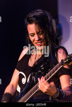 Frankfurt/Main, Deutschland. 5. April 2017. Jen Majura spielt Gitarrist von American Gothic Metal Band Evanescence in Musikmesses Gitarre Camp Stadium. Die Musikmesse Frankfurt ist die internationale Fachmesse für Musikinstrumente, Noten, Musikproduktion und Marketing. Bildnachweis: Christian Lademann Stockfoto