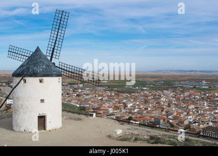 Alten weißen Windmühle an einem Aussichtspunkt auf dem Hügel in der Nähe von Consuegra (Castilla La Mancha, Spanien), ein Symbol der Region und Reisen von Don Quijote (Alonso Quija Stockfoto