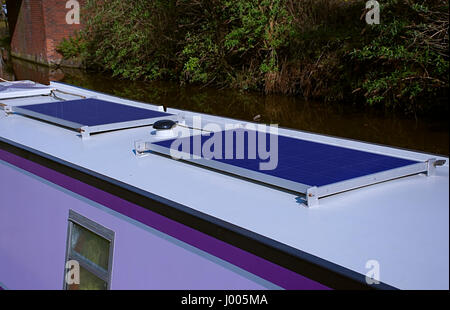 Solarpanelen montiert auf 15-04 Dach, erneuerbare Energie, freie Energie, Solar Panels UK, Stoke-on-Trent, Großbritannien, Solarzellen, Energie Lösung. Stockfoto