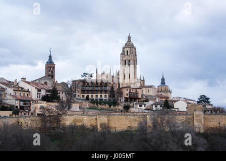 Eine ikonische Blick auf das Zentrum von Segovia, die Kathedrale und die alte mittelalterliche Gebäude über den Hügel und Segovia, Castilla y León, Spanien. Stockfoto