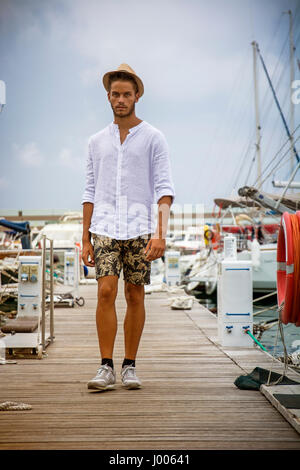 Hübscher junger Mann mit Hut Stockfoto