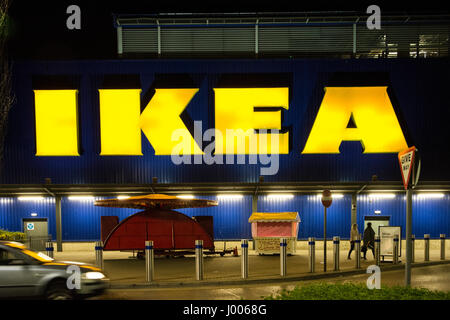 Große gelb, Neon Ikea Store Schild Superstore Wembley, London, UK Stockfoto