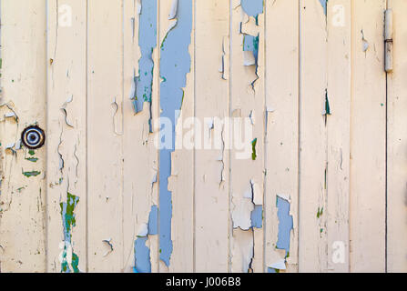 Alte Holztür mit Peeling Paint Textur. Vintage rustikales verwitterten gefärbten Holzbohlen Hintergrund. Stockfoto