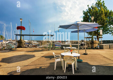 Freiem Himmel Straßencafé am Yachthafen am Genfer See in Vevey, Kanton Waadt, Schweiz. Menschen auf dem Hintergrund Stockfoto