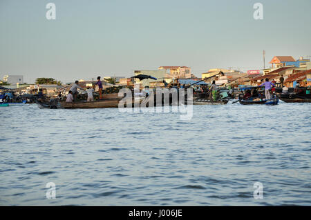 CAN THO, VIETNAM - 17. Februar 2013: typische Hütte Immobilien, Häuser am Fluss Geschäftberichte entlang dem Mekong-Delta. Menschen aus den Vorstädten leben in Poverty Stockfoto