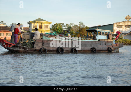 CAN THO, VIETNAM - 17. Februar 2013: typische Hütte Immobilien, Häuser am Fluss Geschäftberichte entlang dem Mekong-Delta. Menschen aus den Vorstädten leben in Poverty Stockfoto