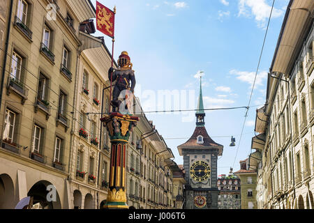 Zahringen Brunnen und Zytglogge Clock tower an der Kramgasse Street in Altstadt Zentrum von Bern, Schweiz Stockfoto