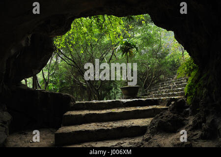 Blick aus einer Höhle. MUA-Höhle. Ninh Binh, Vietnam Stockfoto