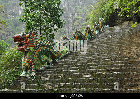 Geschnitzten steinernen Drachen. Aufsteigender Steintreppe, Mua Hang cave Pagode und Mua, Ninh Binh, Vietnam Stockfoto