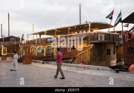 Schwimmendes Restaurant Dhau am Dubai Creek. Stockfoto