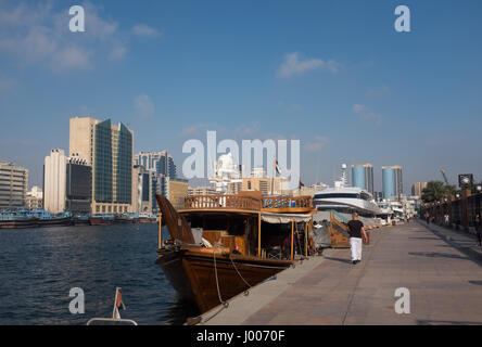 Dhau vor Anker am Dubai Creek Stockfoto