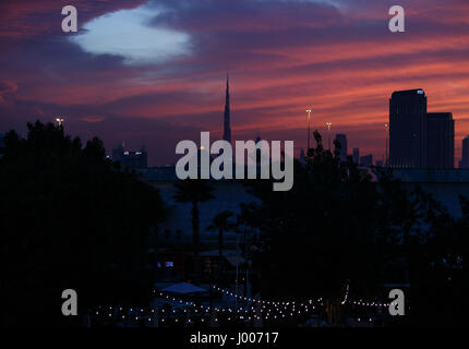 Sonnenuntergang über Dubai Stadt Stockfoto