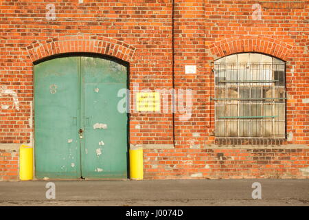 alte Tür auf einem alten Hafen Schuppen Stockfoto