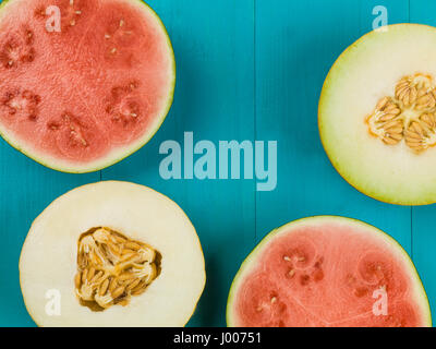 Wasser Melone Galia Melone und Honigmelone auf blauem Grund Stockfoto