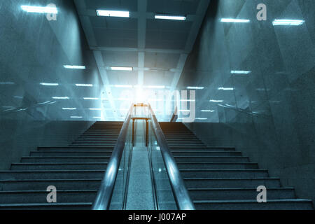 Treppe von modernen Bürogebäude, blau getönten Bilder. Stockfoto