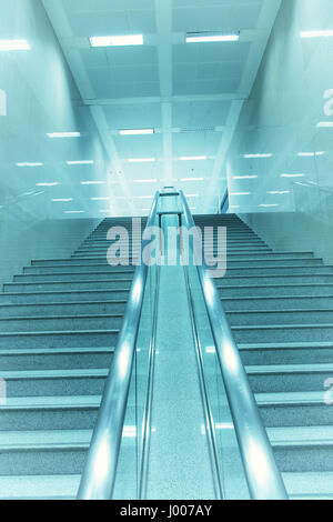 Treppe von modernen Bürogebäude, blau getönten Bilder. Stockfoto