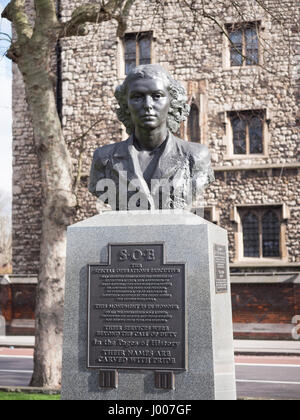 Statue von Violete Szabo ein Agent der Special Operations Executive (SOE), die auf ihre zweite Mission nach Frankreich im zweiten Weltkrieg besetzt wurde gefangen genommen und hingerichtet. Stockfoto