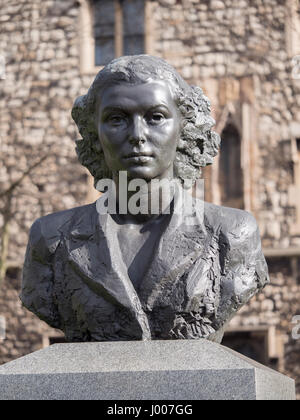 Statue von Violete Szabo ein Agent der Special Operations Executive (SOE), die auf ihre zweite Mission nach Frankreich im zweiten Weltkrieg besetzt wurde gefangen genommen und hingerichtet. Stockfoto