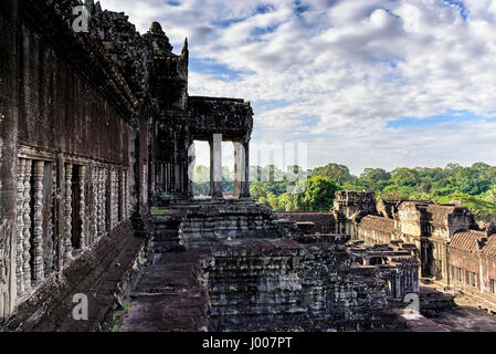 Angkor Wat-Terrasse. Dies ist eine Tempelanlage in Kambodscha und das größte religiöse Bauwerk der Welt ursprünglich als einen Hindu-Tempel gebaut. Es Stockfoto