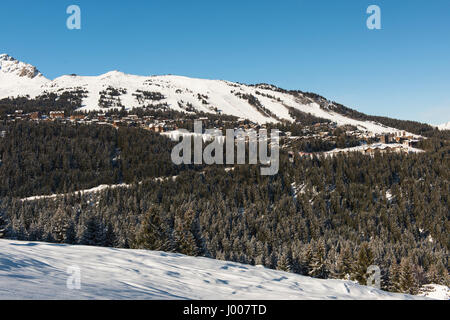 Panoramablick auf die schneebedeckten Alpine Mountain Village Ski Resort mit Nadelholz Kiefer Stockfoto