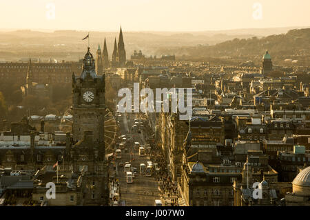 Geschäfte und Hotels zu beleuchtet durch die Wintersonne am Abend an der Princes Street in Edinburgh georgianischen Neustadt. Stockfoto