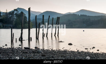 Sonnenuntergang über den Ausläufern des Grisedale Pike und Crag Hill gesehen vom Ufer des Derwent Water im englischen Lake District. Stockfoto