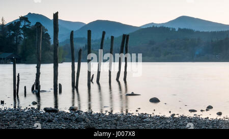 Sonnenuntergang über den Ausläufern des Grisedale Pike und Crag Hill gesehen vom Ufer des Derwent Water im englischen Lake District. Stockfoto