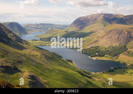 Buttermere Dorf und See und Crummock Water, in einem Tal unterhalb der Berge des englischen Lake District, von der Spitze des riesigen heuballen gesehen. Stockfoto