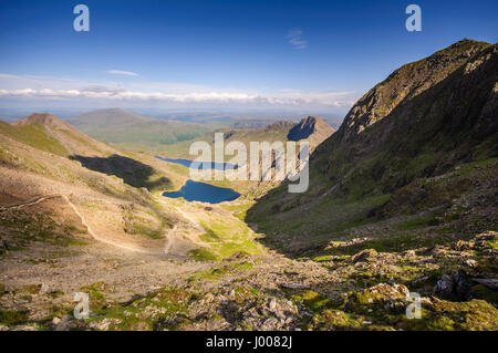 Der Blick von Snowdon Mountain über Glaslyn See und Tal und der breiteren Landschaft des Snowdonia Nationalparks in Wales. Stockfoto