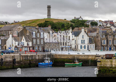 Macduff Harbour und Kriegerdenkmal Stockfoto