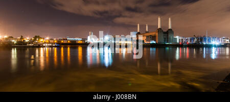 London, England, UK - 14. Juli 2009: Die verfallenen Ruinen der legendären Battersea-Kraftwerk das Wasser der Themse nachts spiegeln sich in Stockfoto
