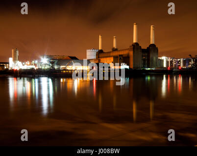 London, England, UK - 14. Juli 2009: Die verfallenen Ruinen der legendären Battersea-Kraftwerk das Wasser der Themse nachts spiegeln sich in Stockfoto